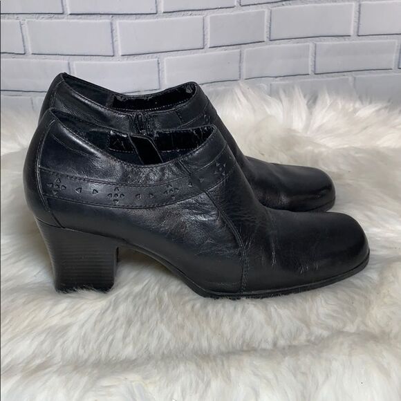 Clarks Tempe Black Leather Side Zip Booties Size 9 - Picture 6 of 8